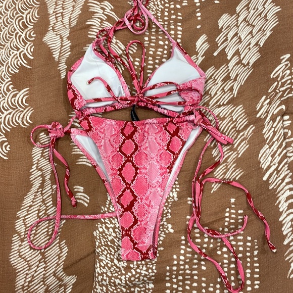 Pretty little thing bikini - Picture 3 of 4